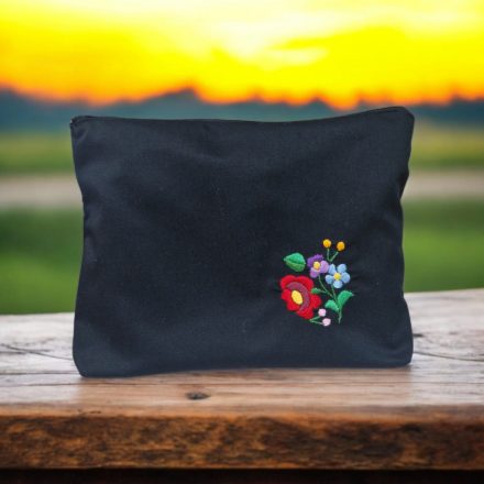 Kalocsai Éjfény Kozmetikai Táska – Kézzel hímzett, egyedi neszeszer