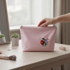 Kalocsai Színvarázs Kozmetikai Táska – Kézzel hímzett, egyedi neszeszer | Rózsaszín