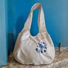 Női hímzett táska matyó mintával (fehér) | kék hímzéssel