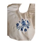 Női hímzett táska matyó mintával (fehér) | kék hímzéssel