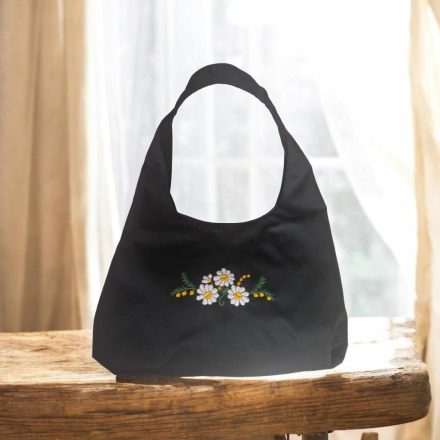 Margaréta mintás kézi hímzésű válltáska – magyar kézműves