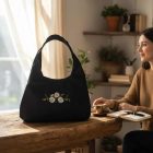 Margaréta mintás kézi hímzésű válltáska – magyar kézműves